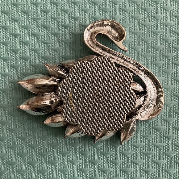 SWAN MAGNETIC BROOCH. ITS LOVELY WITH DARK GREY STONES, ALL INTACT!!! - Picture 2 of 4